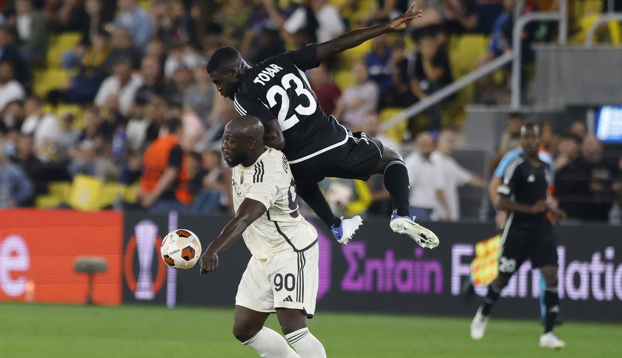 Pemain AS Roma, Romelu Lukaku (kiri) berebut bola dengan pemain Sheriff Tiraspol, Cristian Tovar pada laga Grup G Liga Europa 2023/2024 di Bolshaya Sportivnaya Arena, Tiraspol, Moldova, 21 September 2023. (AFP/Stringer)