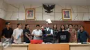 Mendikbud, Anies Baswedan memperlihatkan boneka pemberian Perwakilan Masyarakat Sipil di Kemendikbud, Jakarta (9/5). Pertemuan membahas pendidikan seksualitas berkeadilan gender dan berbagai hal terkait kekerasan seksual. (Liputan6.com/Helmi Afandi)