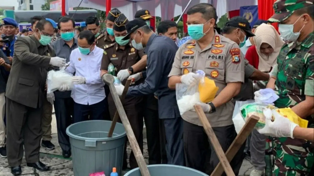 Polda Riau memusnahkan barang bukti narkoba menjelang pelaksanaan Operasi Lilin 2019 untuk menyambut perayaan Natal dan tahun baru.