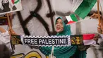 Seorang pengunjuk rasa meneriakkan slogan-slogan dalam unjuk rasa memperingati dua tahun perang di Gaza, di luar Kedutaan Besar Amerika Serikat di Jakarta, Selasa 7 Oktober 2025. (AP Photo/Achmad Ibrahim)