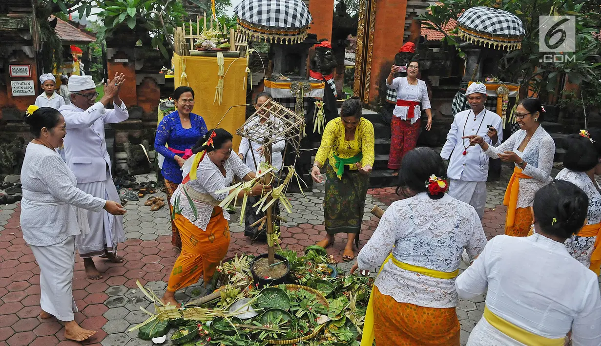 Suasana prosesi upacara mecaru di Pura Tribhuana Agung Sukmajaya Depok, Jawa Barat, Rabu (6/3). Upacara Mecaru dilaksanakan bertujuan untuk menjaga keharmonisan antara manusia dan alam. (Liputan6.com/Herman Zakharia)