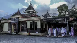 Umat muslim melaksanakan salat Idul Adha di sebuah masjid di Yogyakarta, Selasa (20/7/2021). Umat muslim Indonesia melewati Hari Raya Idul Adha tahun ini di tengah gelombang virus corona COVID-19. (AP Photo/Slamet Riyadi)