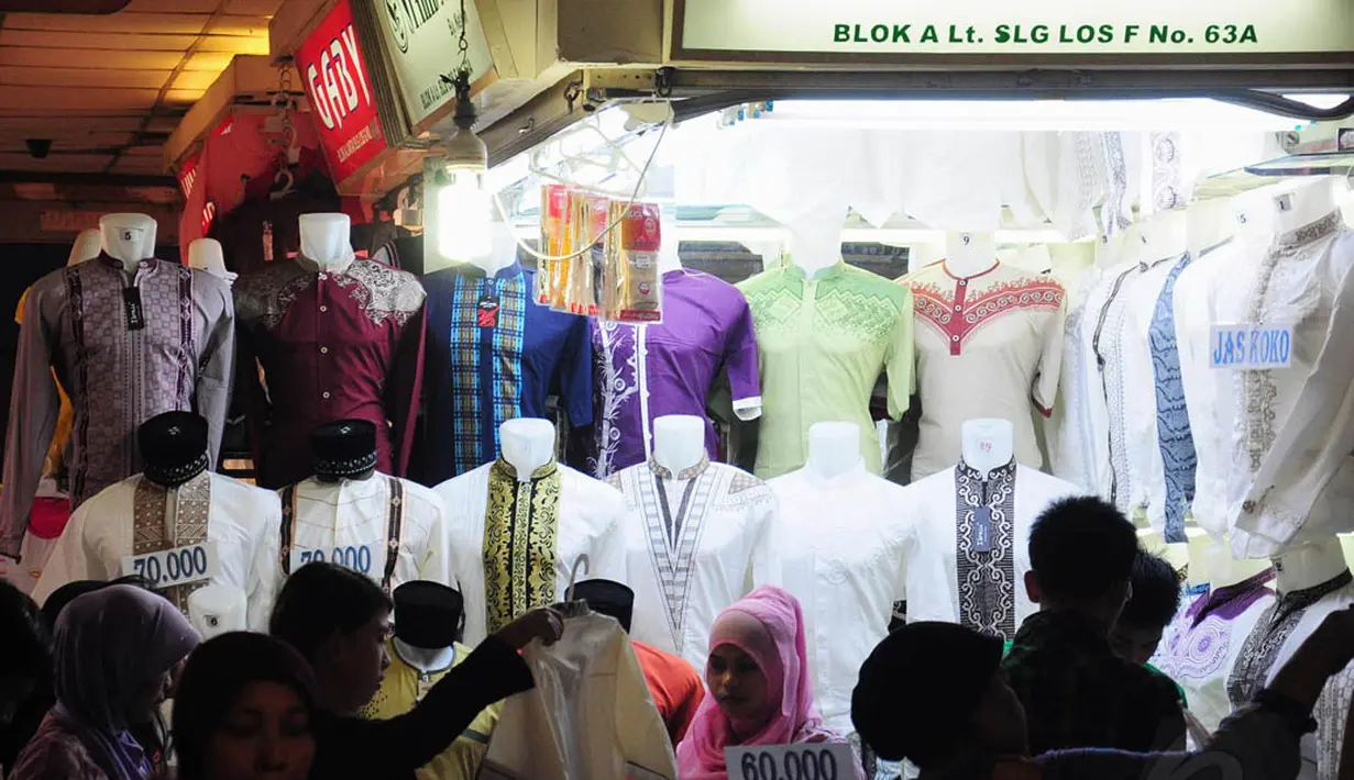 Menjelang bulan suci Ramadan, penjualan busana muslim di pasar grosir pakaian itu mengalami peningkatan hingga 50 persen, Jakarta, Kamis (26/6/14). (Liputan6.com/Faizal Fanani)