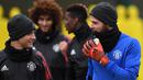 Pemain Manchester United, Ander Herrera berdiskusi dengan David De Gea saat berlatih di kompleks latihan dekat Carrington, Manchester, Selasa (21/11/2017). MU akan melawan Basel pada lanjutan Liga Champions. (AFP/Paul Ellis)