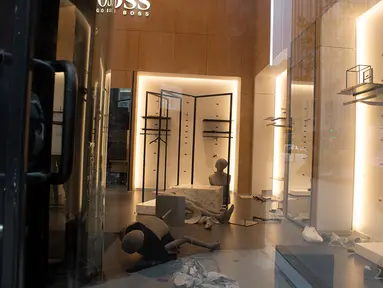 Sebuah toko yang dijarah di pusat kota Chicago, Amerika Serikat (AS) (10/8/2020). Dua orang ditembak, lebih dari 100 lainnya ditangkap, dan 13 petugas polisi terluka dalam aksi penjarahan dan perusakan luas yang terjadi pada Senin (10/8) pagi waktu setempat di pusat kota Chicago. (Xinhua/Alan Ruffin