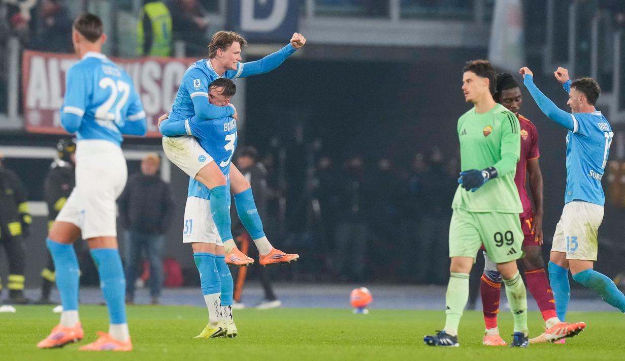 Hasil ini membuat Napoli naik ke posisi dua dengan 28 poin, sama dengan AC Milan di puncak klasemen, namun kalah selisih gol. (AP Photo/Gregorio Borgia)