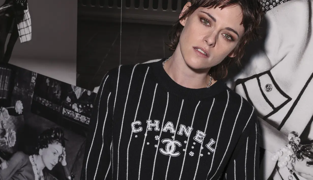 Kristen Stewart berpose menghadiri koleksi busana Chanel Spring/Summer 2023 selama Paris Fashion Week di Paris pada Selasa, 4 Oktober 2022. Dia menyempurnakan kulitnya yang sempurna dengan sapuan eyeshadow cokelat yang halus. (Photo by Vianney Le Caer/Invision/AP)