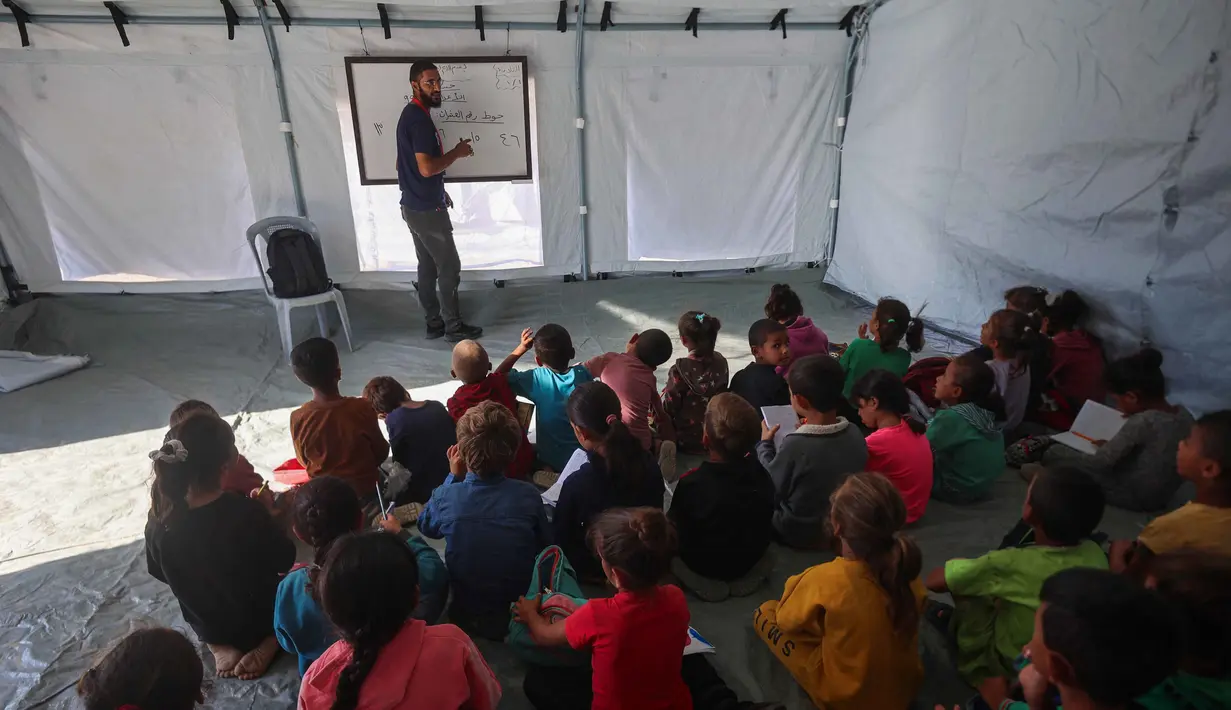 UNRWA menyesalkan, invasi Israel di Gaza yang membuat anak-anak Palestina harus mengungsi, mengalami trauma, dan kehilangan kesempatan untuk mendapatkan pendidikan. (Omar AL-QATTAA/AFP)