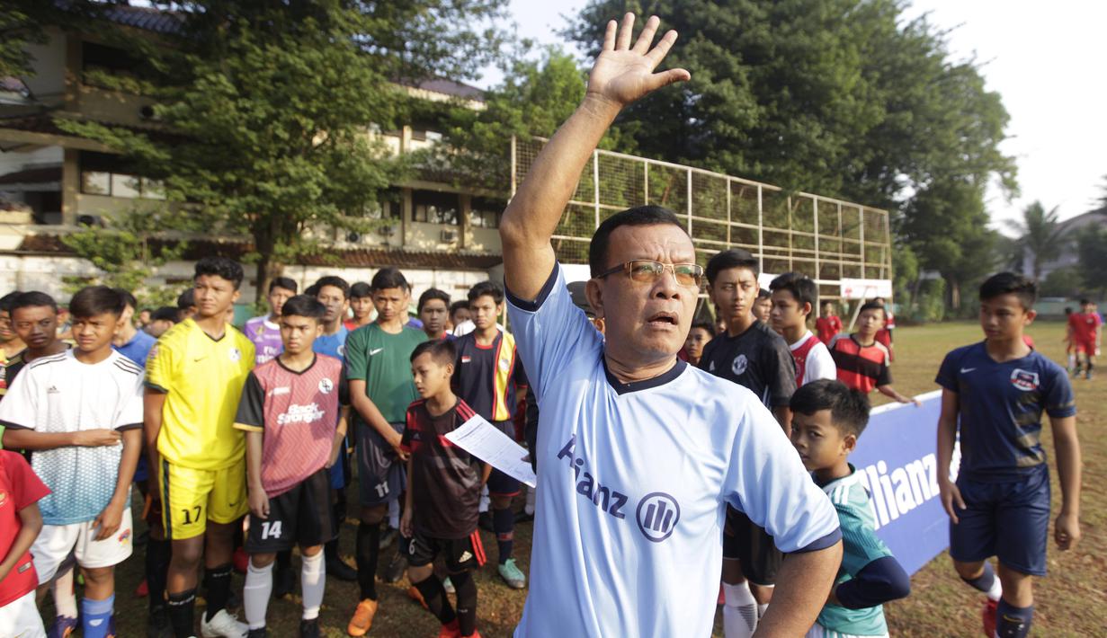 Sejumlah anak mengikuti tes fisik program Allianz Explorer Camp 2019 di Lapangan PSPT Tebet, Jakarta, Sabtu (22/6). Nantinya akan ada pemenang yang diberangkatkan ke Singapura dan Munchen. (Bola.com/Vitalis Yogi Trisna)
