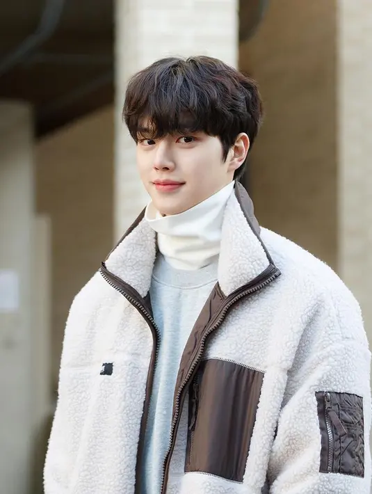 Meski memiliki visual yang luar biasa, namun song Kang tak serta merta mengandalkannya. Dengan kemampuannya Song Kang berhasil membuktikan dirinya bisa memainkan peran apa saja. (Foto: Instagram/songkang_b)