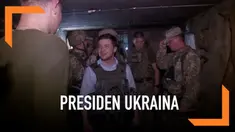 Presiden baru Ukraina Volodymyr Zelensky mengadakan kunjungan ke zona perang yang berdekatan dengan bagian pemberontak.