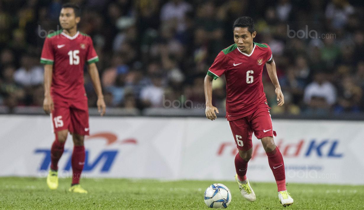Gelandang Timnas Indonesia, Evan Dimas, menggiring bola saat melawan Malaysia pada semifinal SEA Games di Stadion Shah Alam, Selangor, Sabtu (26/8/2017). Indonesia kalah 0-1 dari Malaysia. (Bola.com/Vitalis Yogi Trisna)