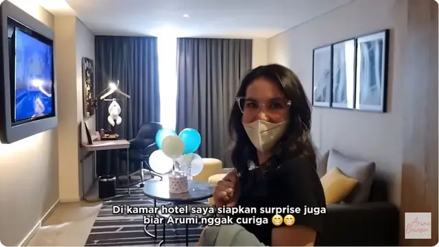 6 Potret Kejutan Ultah Arumi Bachsin ke-31 dari Emil Dardak, Boneka Raksasa