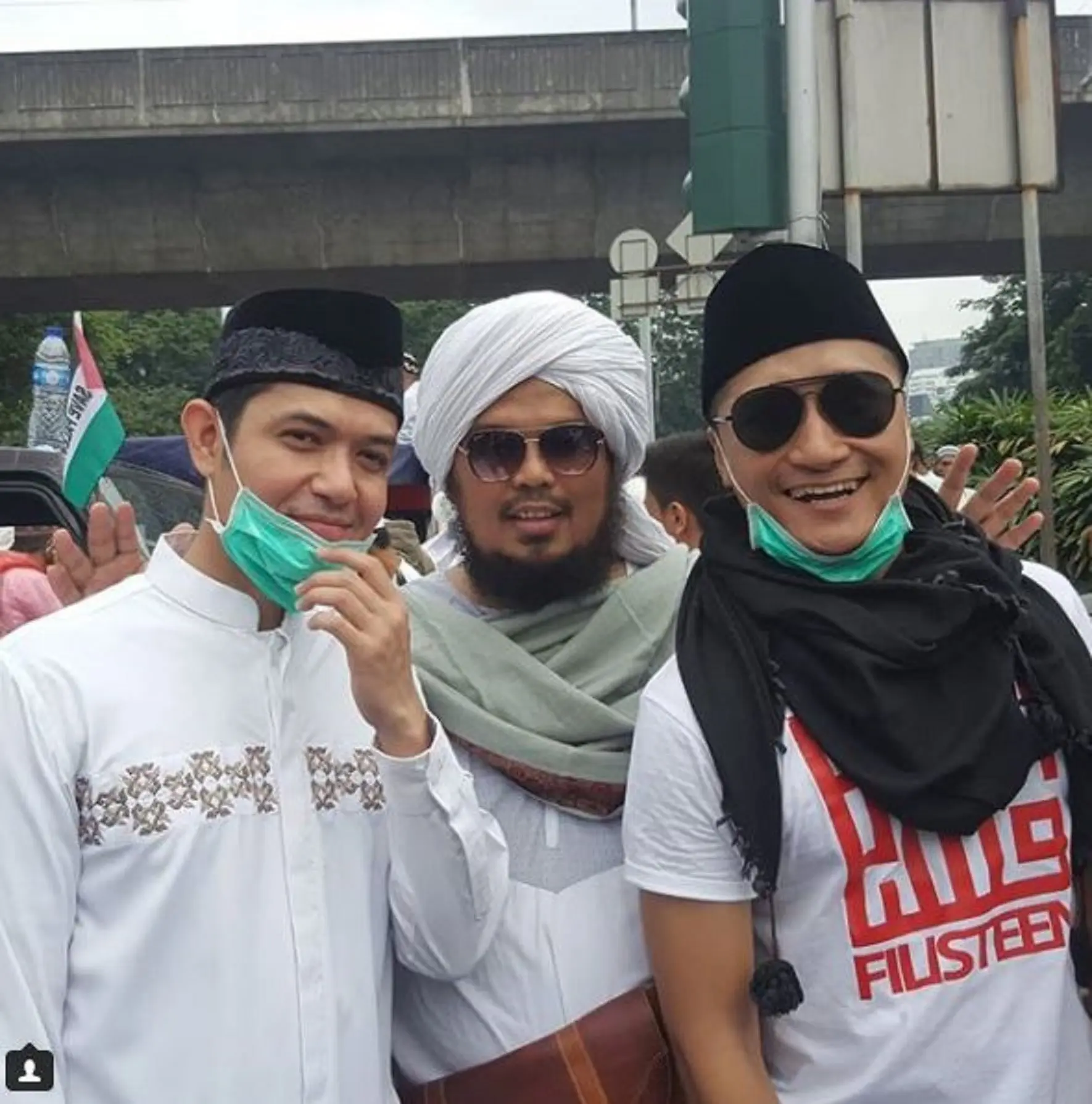 Derry Sulaiman mengunggah foto saat ikut aksi bela Palestina bersama Dude Harlino dan Arie Untung (Instagram/@derrysulaiman)