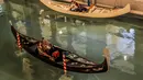 Para pengunjung yang berada di atas gondola menonton sebuah film di "bioskop terapung" di Manila, Filipina (6/12/2020). Bioskop terapung dibuka di sebuah mal setempat saat bioskop indoor di seluruh wilayah Filipina masih ditutup akibat pandemi COVID-19. (Xinhua/Rouelle Umali)