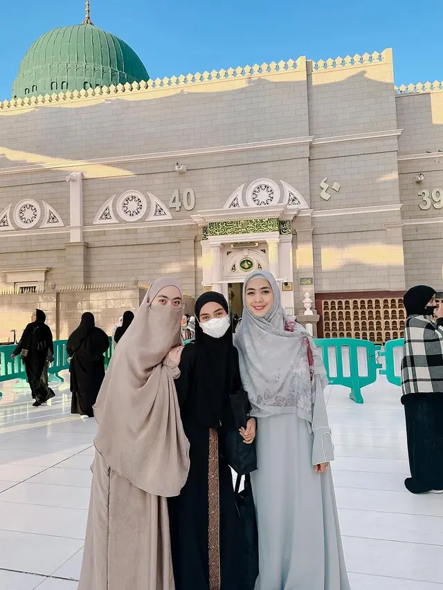 8 Potret Oki Setiana Dewi, Shindy Putri dan Ria Ricis Jalani Umroh Bareng, Selalu Kompak