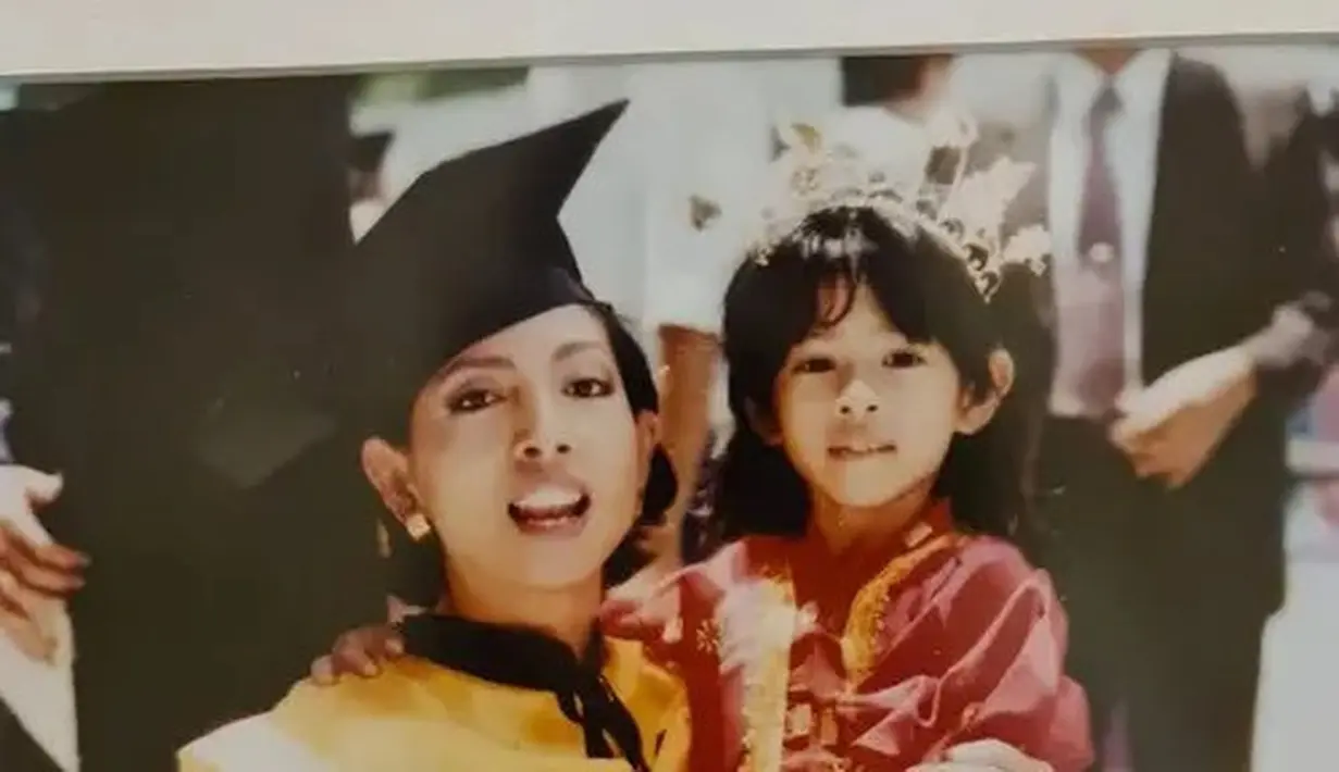 Dian Sastrowardoyo juga pernah mengungkapkan foto masa kecilnya mengenakan kebaya warna merah dengan list keemasan lengkap dengan hiasan kepalanya. [@therealdisastr]