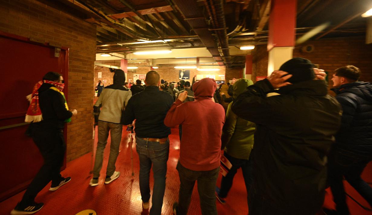 Menurut laporan Manchester Evening News, setelah aksi demo yang pertama berhasil dihalau, grup fans kedua berhasil mendapatkan akses ke stadion dan mencoba masuk lapangan lagi. (Foto: AFP/Oli Scarff)