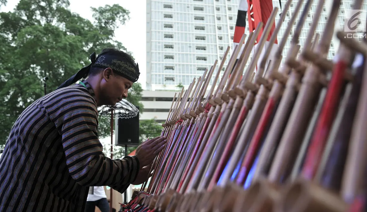 Warga binaan Rutan Klas IIB Wonosobo memainkan alat musik angklung saat tampil di Indonesian Prison Art Festival (IPAFest) 2018 di Taman Ismail Marzuki, Jakarta, Senin (23/4). (Merdeka.com/Iqbal S Nugroho)