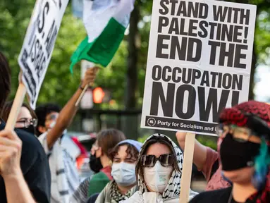 Para pengunjuk rasa pro-Palestina memegang papan-papan bertuliskan dukungan dalam sebuah aksi unjuk rasa di depan Massachusetts Institute of Technology (MIT) di Cambridge, Massachusetts, pada 28 Mei 2024. (Joseph Prezioso/AFP)