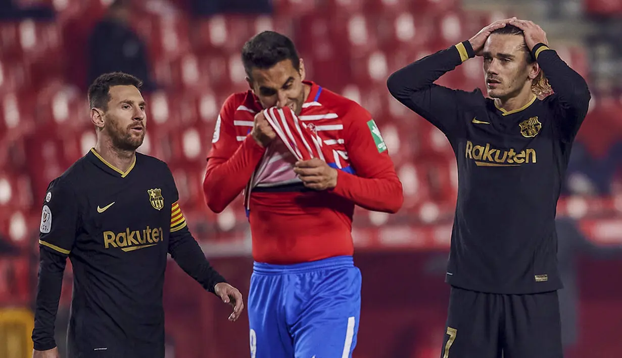 Pemain Barcelona Antoine Griezmann (kanan) bereaksi di samping Lionel Messi (kiri) saat melawan Granada pada pertandingan perempat final Copa del Rey di Stadion Los Carmenes, Granada, Spanyol, Rabu (3/2/2021). Barcelona mengalahkan Granada 5-3 dan mendapatkan tiket semifinal Copa del Ray. (AP Photo)