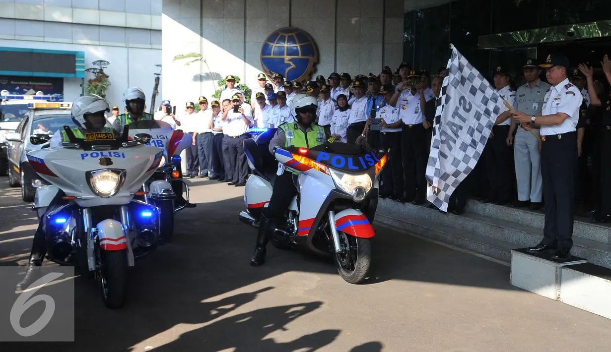 Anggota Basarnas dan kepolisan bersiap untuk berjalan saat gelar pasukan gabungan untuk angkutan lebaran 2015 di Kemenhub, Jakarta, Kamis (2/7/2015). Kemenhub berkewajiban melancarkan arus mudik-balik lebaran 2015. (Liputan6.com/Herman Zakharia)