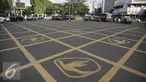 Yello Box Junction berlambang burung dikawasan Harmoni, Jakarta, Rabu (27/4/2016). Yellow box junction tersebut merupakan bagian dari program corporate social responsibility (CSR) dari Blue Bird. (Liputan6.com/Faizal Fanani)