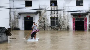 Foto udara memperlihatkan kondisi banjir yang merendam Desa Baiguoshu di Sankou, Kota Huangshan, Provinsi Anhui, China, Senin (6/7/2020). Pada 5 Juli 2020, Badan Meteorologi Provinsi Anhui menaikkan peringatan hujan badai dari level ketiga ke level kedua. (Xinhua/Shi Yalei)