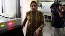 Dengan Mengenakan baju batik dan kerudung berwana kuning, Airin Rachmi Diany tiba di gedung KPK Sekitar pukul 10.30 wib. Jakarta, Kamis (22/5/2014) (Liputan6.com/Faisal R Syam)