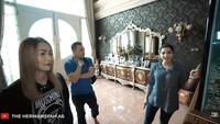 7 Potret Ruang Tamu Rumah Inul Daratista yang Bernuansa Klasik Modern