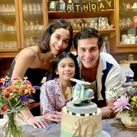 Vino G. Bastian, Marsha Timothy, dan buah hati. (Sumber: Instagram/vinogbastian__)