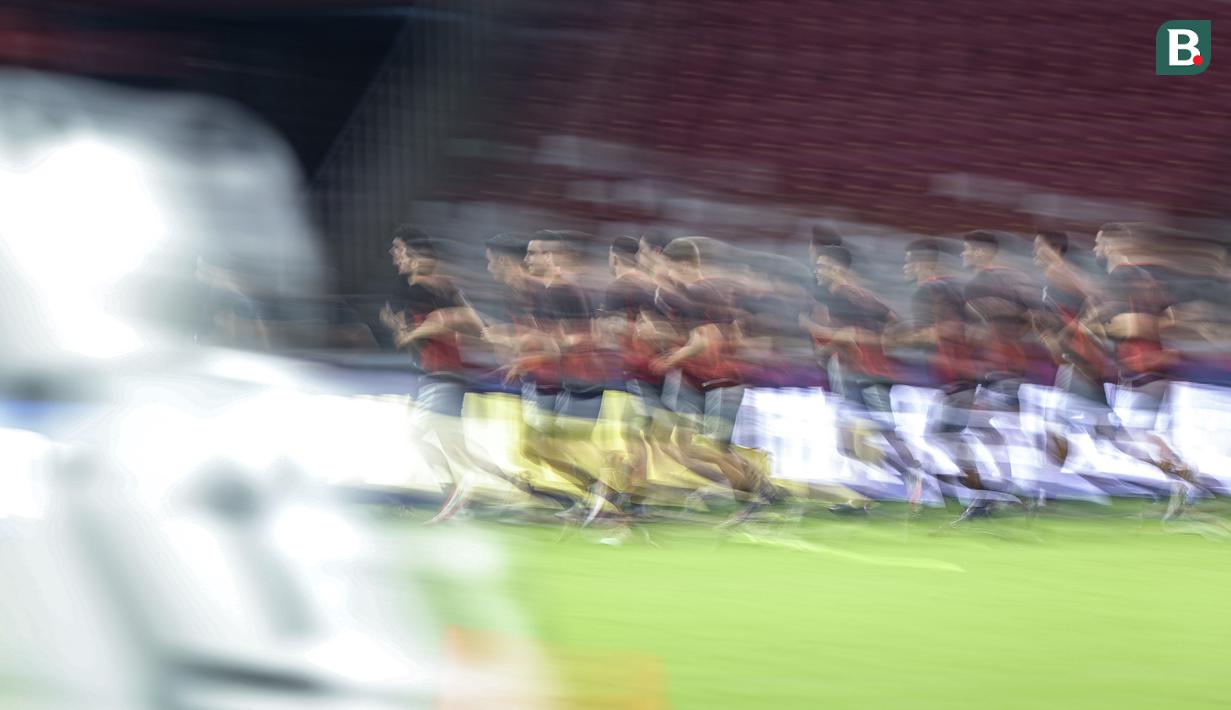 Para pemain Timnas Indonesia melakukan pemanasan saat latihan resmi menjelang laga putaran ketiga Grup C Kualifikasi Piala Dunia 2026 di Stadion Utama Gelora Bung Karno (SUGBK), Senayan, Jakarta, Senin (24/03/2025). (Bola.com/Bagaskara Lazuardi)