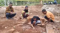 Warga Desa Gosari Gresik menemukan situs purbakala yang diduga peninggalan kerajaan Majapahit. (Dian Kurniawan/Liputan6.com)