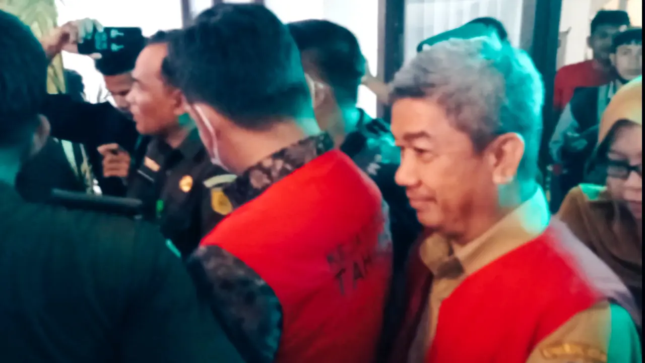 Kejati Sulawesi tenggara menangkap Sekretaris daerah Kota Kendari Ridwansyah Taridala dan seorang staf berinsial SN terkait dugaan kasus suap dan gratifikasi pembangunan gerai minimarket.(Liputan6.com/Ahmad Akbar Fua)