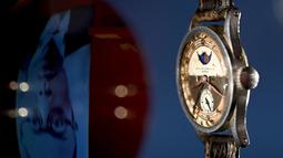 Jam tangan ini terjual dengan harga rekor HK$40 juta (US$5,1 juta), setara dengan Rp76 miliar dalam lelang di Hong Kong pada hari Selasa. (Photo by Peter PARKS / AFP)