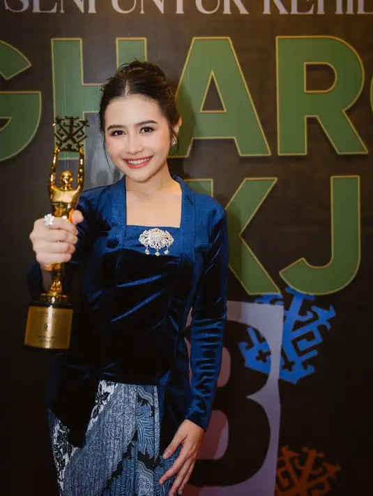 Kebaya ini dipadukan dengan pleated skirt Batik yang super simple dengan bros di bagian tengah [@prillylatuconsina96]