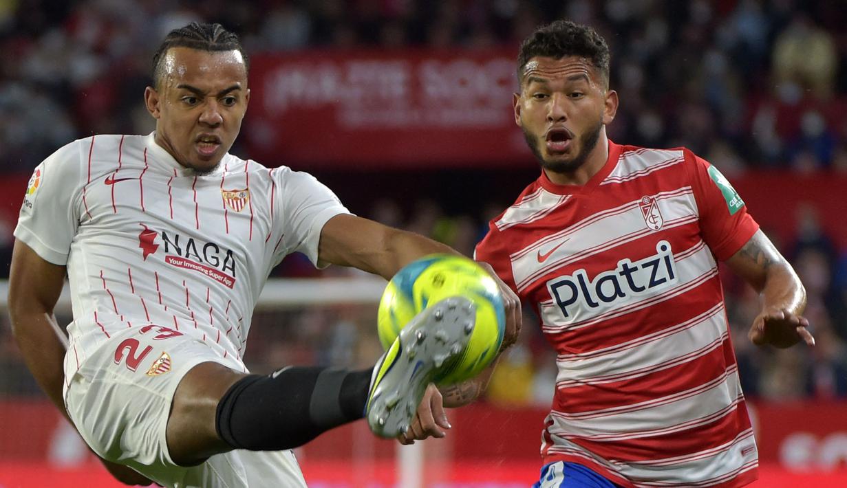 <p>Jules Kounde sebelumnya pernah direkrut oleh Chelsea pada musim lalu, namun gagal karena tak sepakat dengan kontrak yang ditawarkannya. Kounde sendiri telah muncul sebagai bek berkualitas tinggi di Liga Spanyol. Pemain 23 tahun itu dikabarkan telah mengatakan ingin meninggalkan Sevilla dan hampir pasti akan bergabung dengan klub Liga Inggris. (AFP/Cristina Quicler)</p>