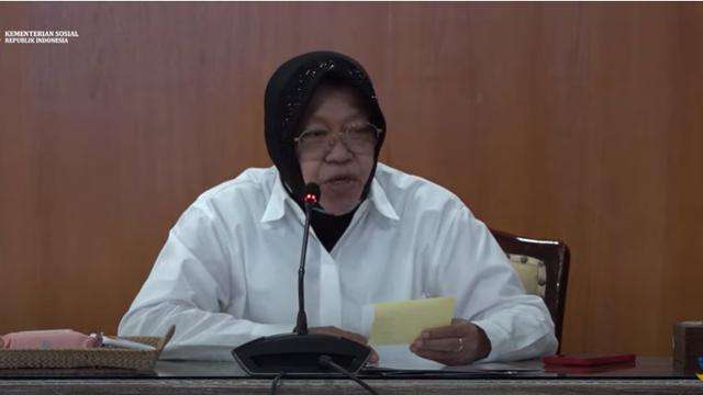 Menteri Sosial (Mensos) Tri Rismaharini mengungkapkan jika ada ASN atau PNS menerima bansos.