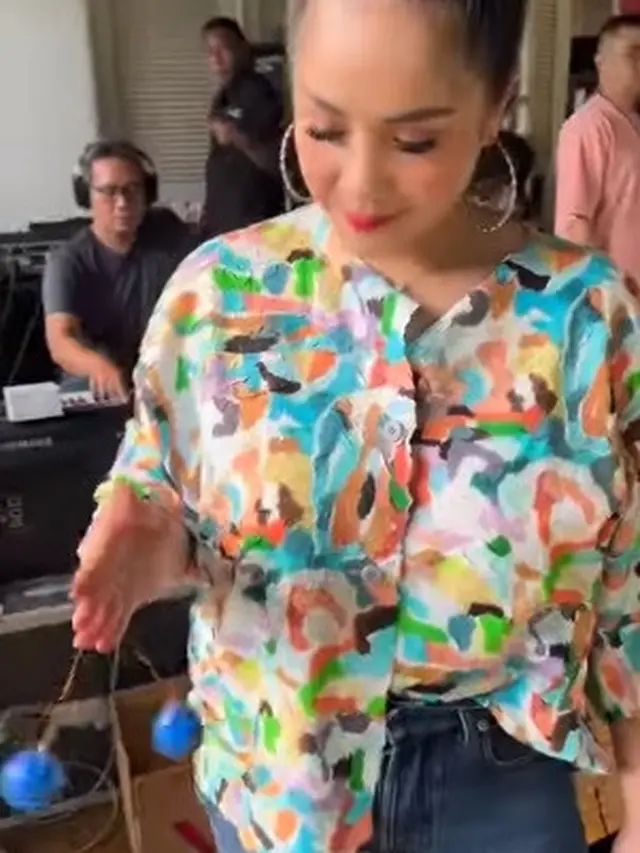 Nagita Slavina main lato-lato. (Foto: Instagram/raffinagita1717)