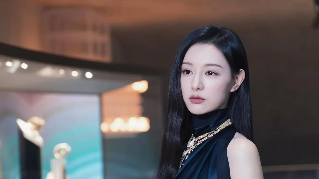 Kim Ji Won Tampil Bak Dewi di Acara BVLGARI Seoul, Anggun dalam Halter Dress Elegan
