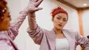Sebagai penggemar bustier saat manggung, Siti Badriah juga tampil dengan crop top korset yang dipasangkan dengan setelan penuh glitter warna pink. [@sitibadriahh]