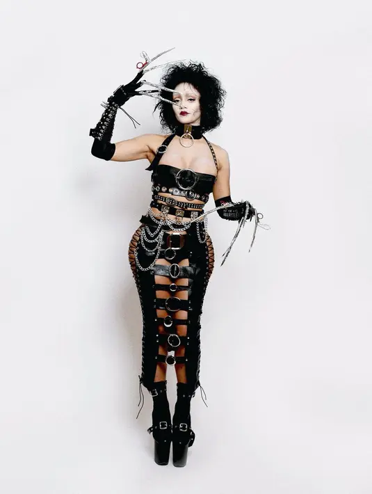 Saweetie tampil maksimal serba hitam sebagai Edward Scissorhands. [@saweetie]
