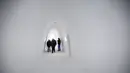 Pengunjung meninggalkan Ice hotel di Jukkasjarvi, Swedia, (16/12/2015). Hotel ini menawarkan sensasi menginap di tengah dinginnya udara hingga membuat tubuh menggigil. (REUTERS/Ints Kalnins)