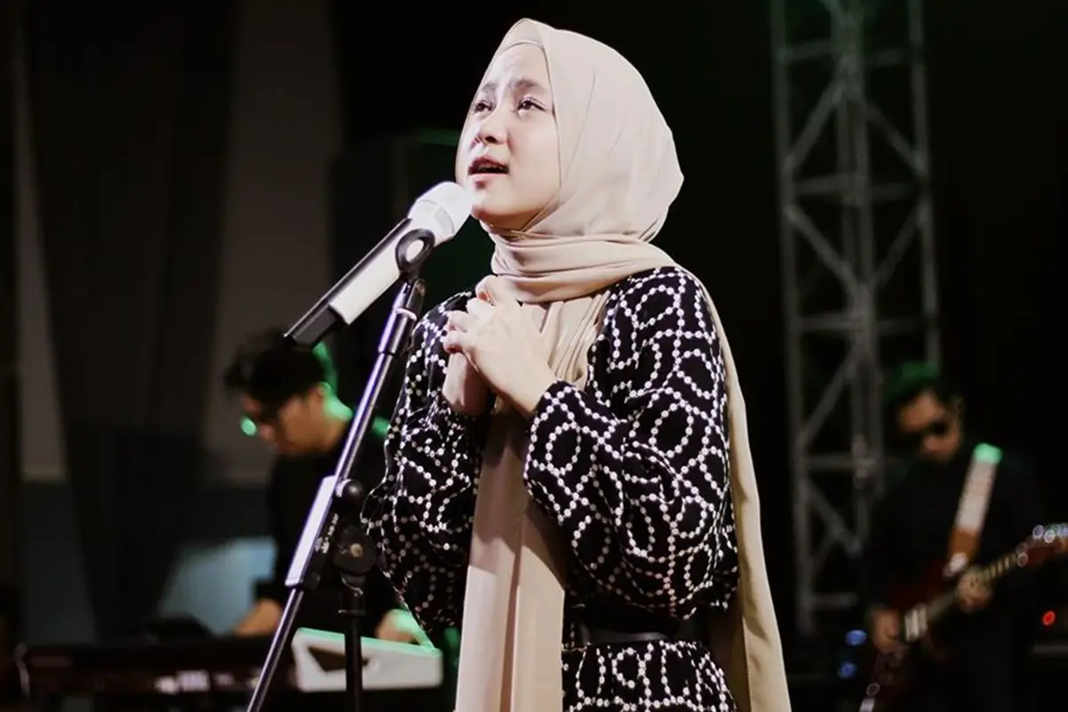 FOTO: Gaya Nissa Sabyan saat Tampil di Atas Panggung, Memesona