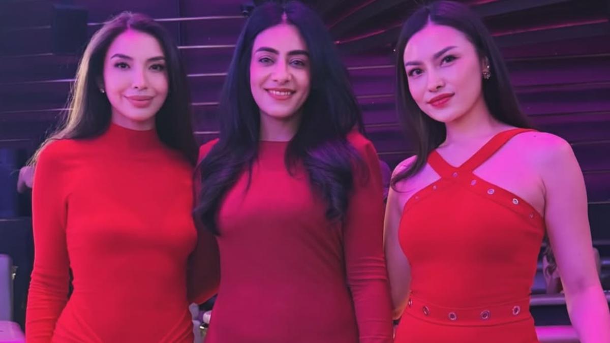 6 Potret Manohara Odelia Pakai Gaun Merah Elegan nan Anggun di Momen Spesial