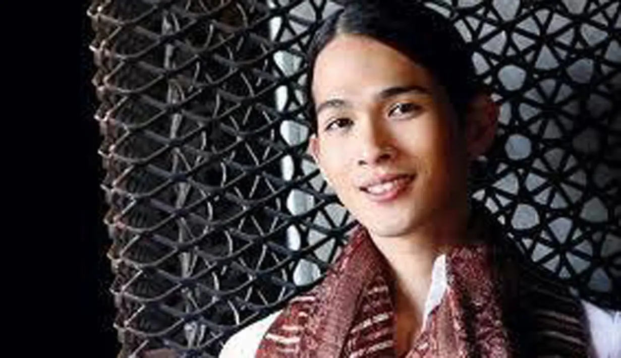 Saudara kandung artis tampan Mario Lawalata ini memang tampil lebih feminism dibanding lelaki pada umumnya. Oscar Lawalata juga memiliki rambut hitam panjang yang indah seperti wanita. (via facebook/Oscar Lawalata)