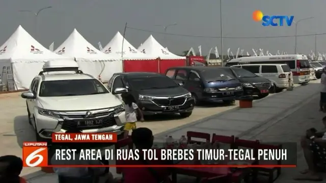 Seluruh rest area di ruas Tol Brebes Timur - Tegal, Jawa Tengah, Senin (11/6) dipadati kendaraan pemudik. Selain beristirahat, pemudik memanfaatkan tempat tersebut untuk mengisi bahan bakar kendaraan.