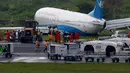 Pesawat maskapai China, XiamenAir tergelincir dari landasan saat melakukan pendaratan di bandara internasional Manila, Filipina, Kamis (16/8). Pesawat Boeing 737-800 itu berbelok dari landasan pacu karena hujan lebat terjadi. (AP/Bullit Marquez)