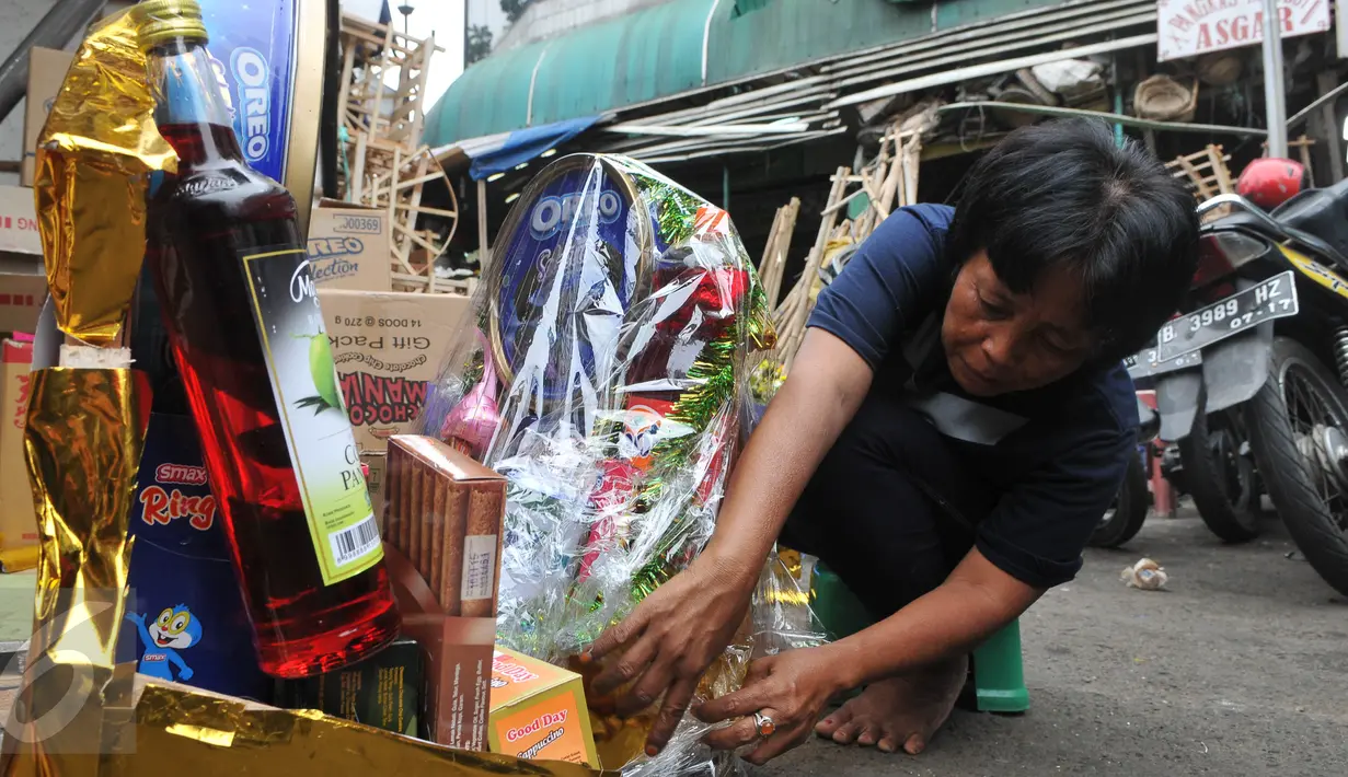 Pedagang merangkai parcel Lebaran di kawasan Cikini, Jakarta, Selasa (7/7/2015). Menjelang Lebaran,  penjualan parcel yang biasanya meningkat justru mengalami penurunan. (Liputan6.com/Herman Zakharia)