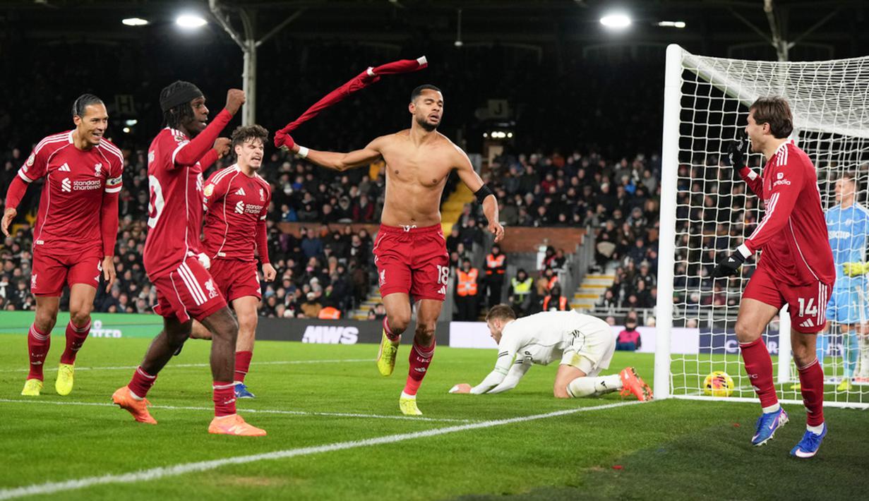 Pemain Liverpool, Cody Gakpo, melakukan selebrasi setelah mencetak gol ke gawang Fulham pada laga pekan ke-20 Liga Inggris 2025/2026 di Stadion Craven Cottage, Minggu (4/1/2026) malam WIB. (AP Photo/Alastair Grant)